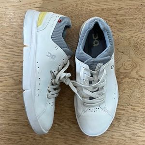 On cloud sneakers womens 10 EUC the roger speed board